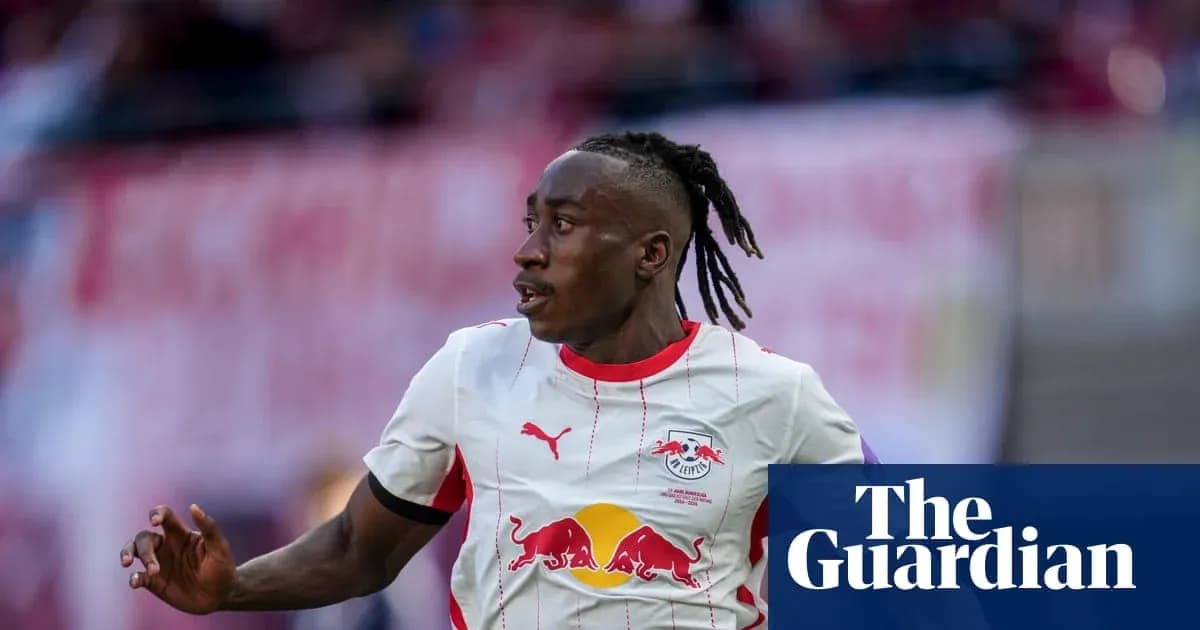 Futbolchi Red Bull Leipzig formasida harakatda Futbolchi Red Bull Leipzig formasida harakatda