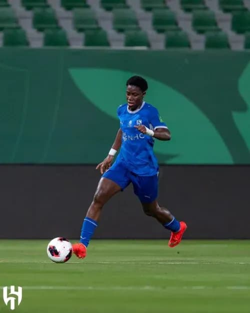 Futbolchi to'pni ushlab olib borayotgan Futbolchi to'pni ushlab olib borayotgan