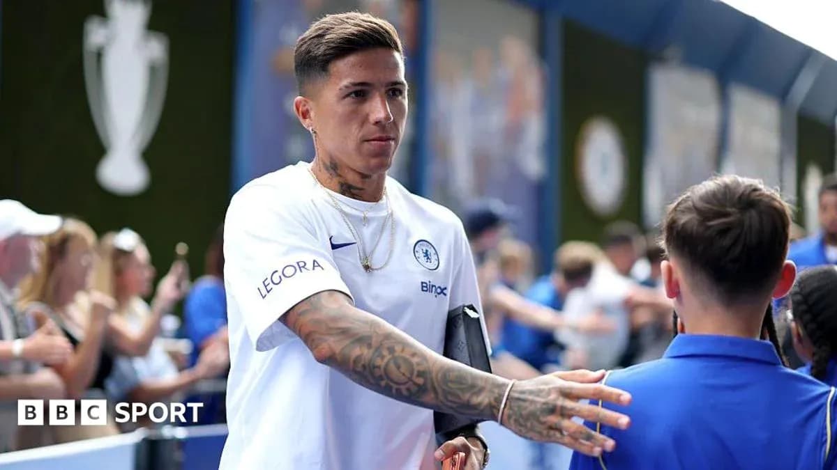 Futbolchi bolalar bilan salomlashmoqda Futbolchi bolalar bilan salomlashmoqda
