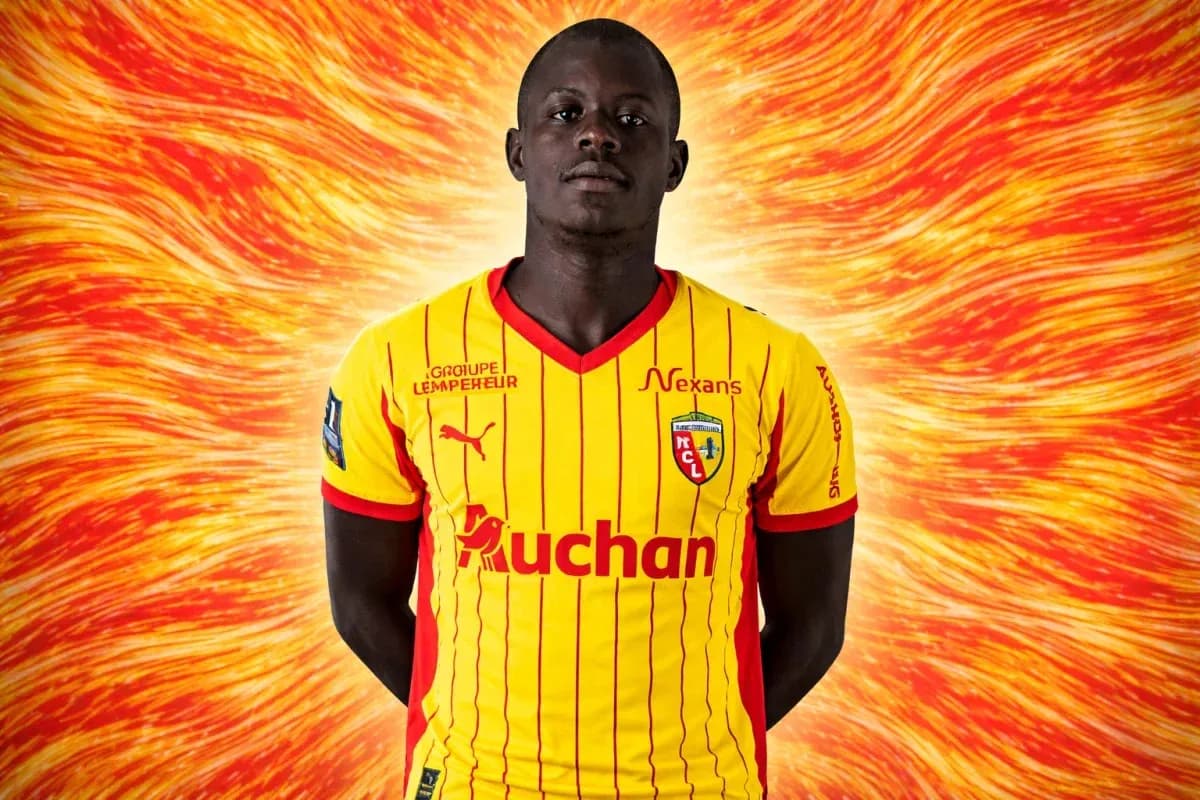 Futbolchi jamoasi formasi kiygan yigit Futbolchi jamoasi formasi kiygan yigit