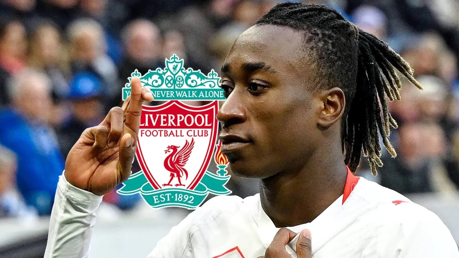 Futbolchi Liverpool logosi oldida raqam ko'rsatmoqda Futbolchi Liverpool logosi oldida raqam ko'rsatmoqda