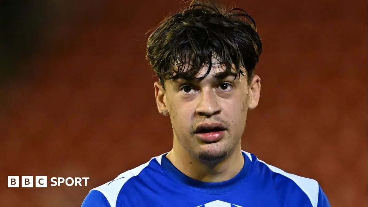 Futbolchi maydonda o'yin davomida suratga olingan Futbolchi maydonda o'yin davomida suratga olingan