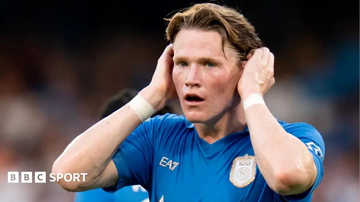 Futbolchi o'yin davomida qo'llarini boshiga qo'ygan Futbolchi o'yin davomida qo'llarini boshiga qo'ygan