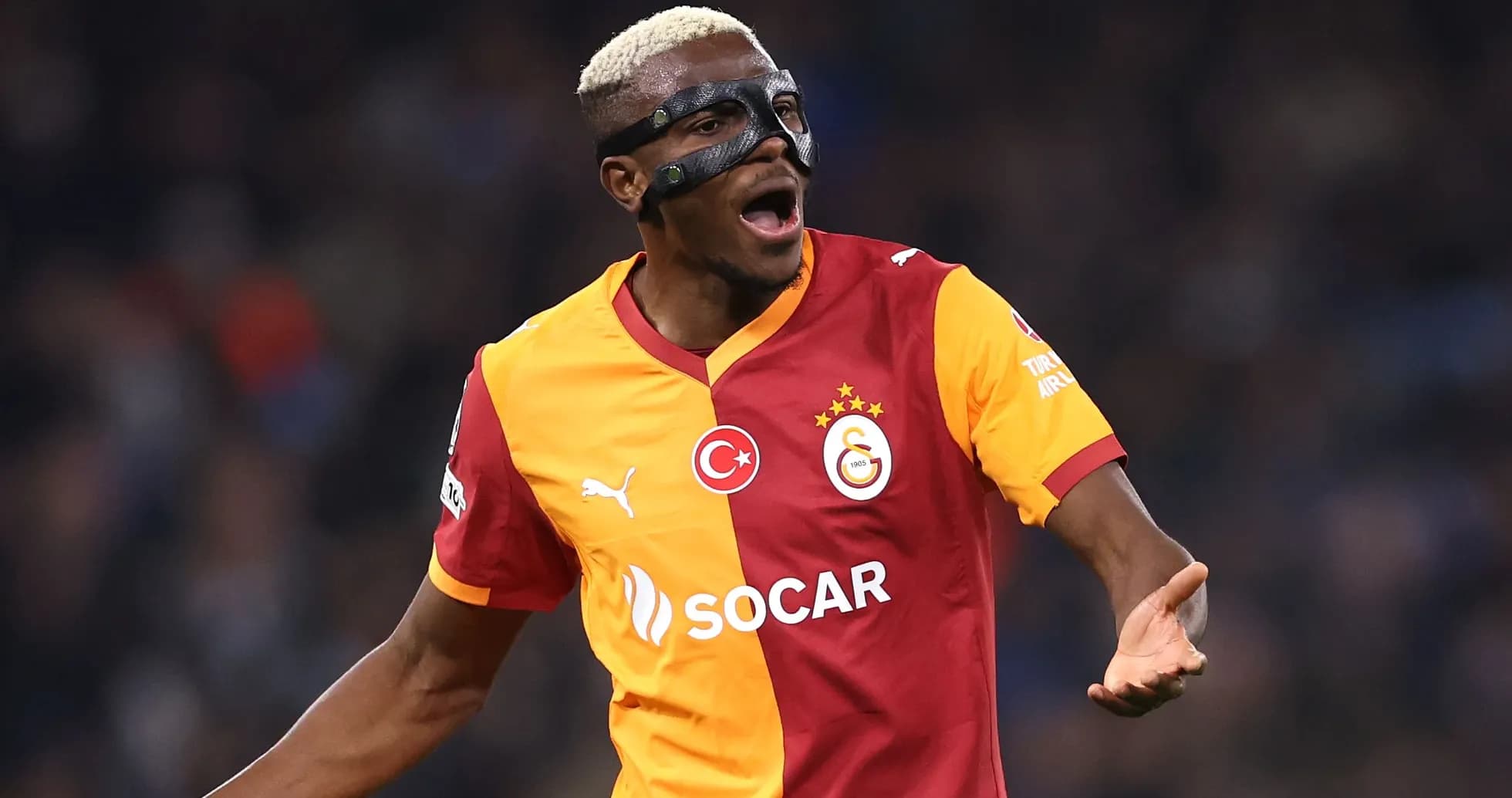 Futbolchi maydonda jamoa formasida harakatda Futbolchi maydonda jamoa formasida harakatda