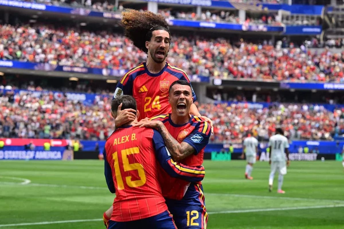 Ispaniya futbolchilari gol urishdan keyin nishonlayapti Ispaniya futbolchilari gol urishdan keyin nishonlayapti