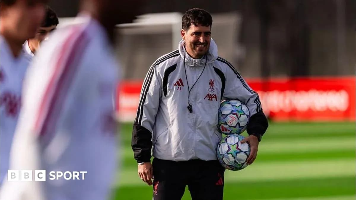 Trener Liverpool FC futbol to'plarini ushlab turibdi Trener Liverpool FC futbol to'plarini ushlab turibdi