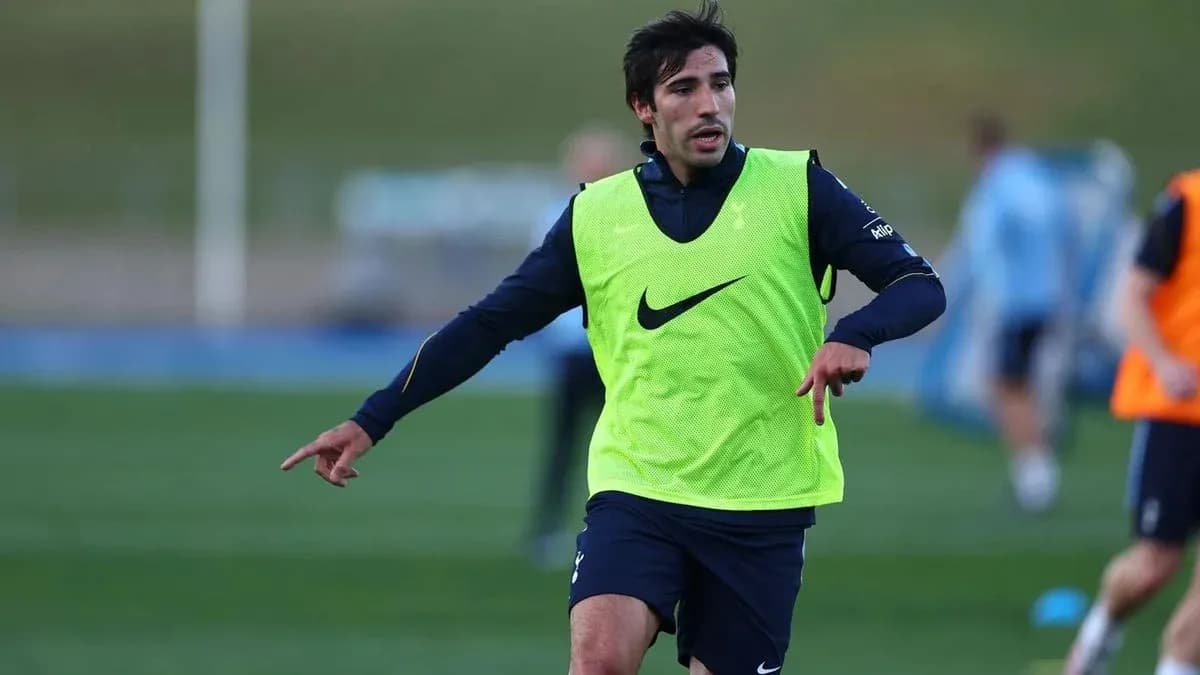Futbolchi mashg'ulotda harakatda Futbolchi mashg'ulotda harakatda
