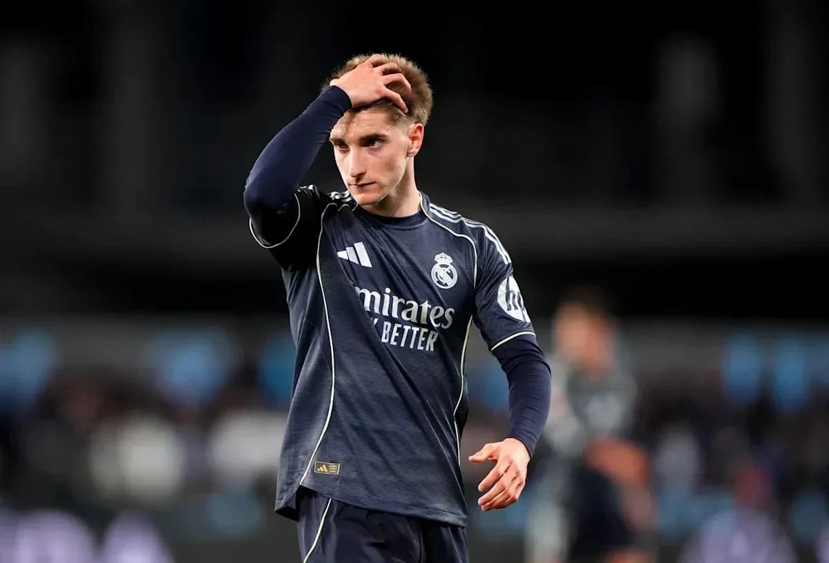 Futbolchi Real Madrid formasida maydonda yuribdi Futbolchi Real Madrid formasida maydonda yuribdi