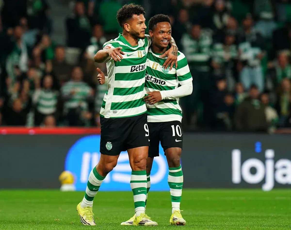 Ikkita futbolchi bir-biriga quchoqlanmoqda Ikkita futbolchi bir-biriga quchoqlanmoqda