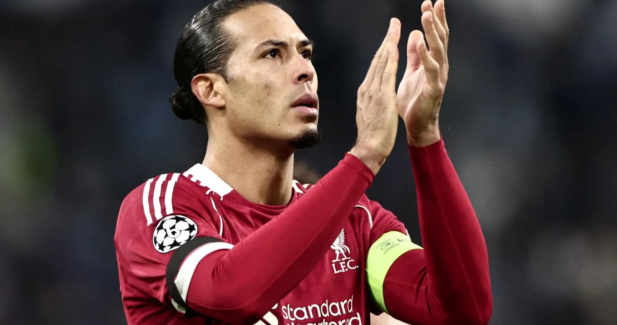 Futbolchi jamoa tarafdorlariga qo'l silamoqda Futbolchi jamoa tarafdorlariga qo'l silamoqda