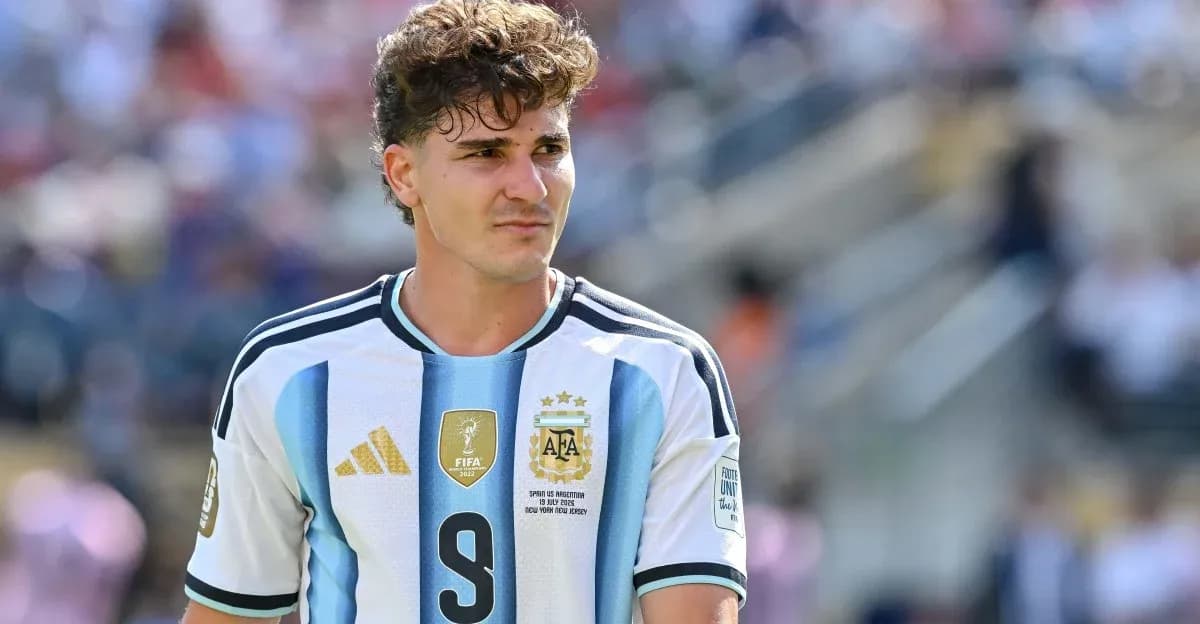 Futbolchi Argentina formasida 9-raqamli mayka kiygan Futbolchi Argentina formasida 9-raqamli mayka kiygan