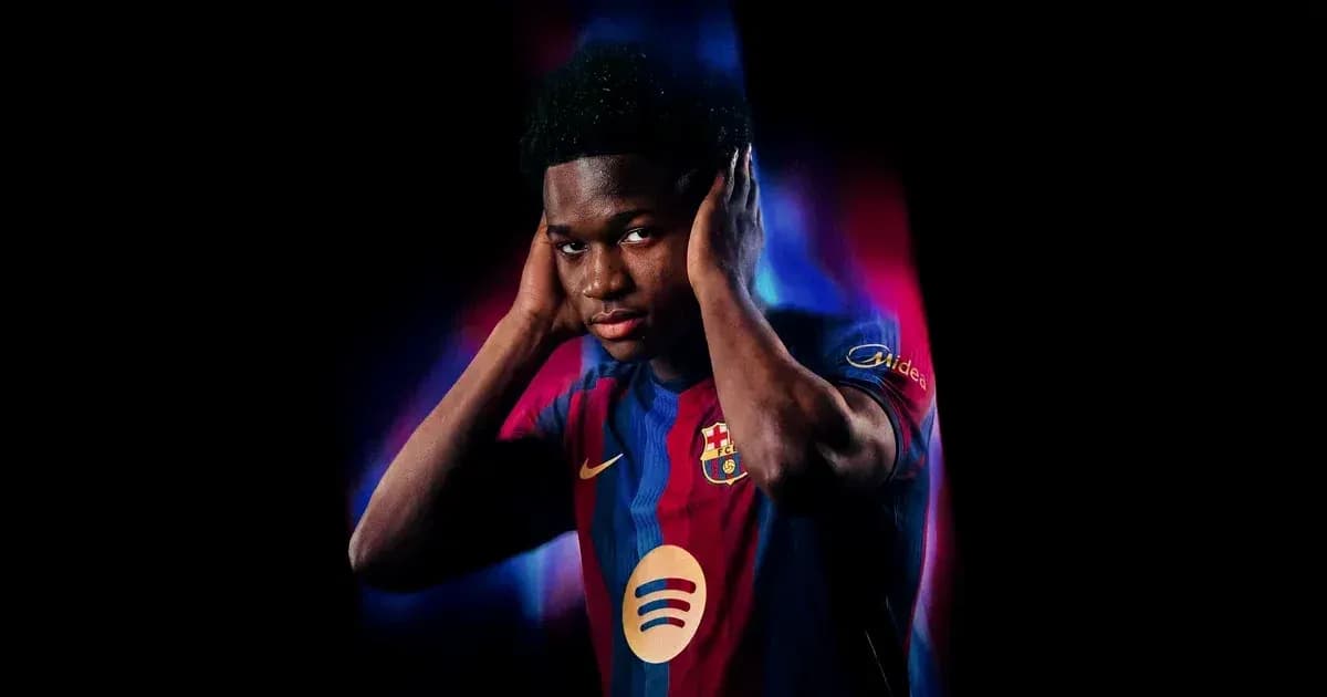 Futbolchi Barcelona formasida, quloqlarini yopgan Futbolchi Barcelona formasida, quloqlarini yopgan