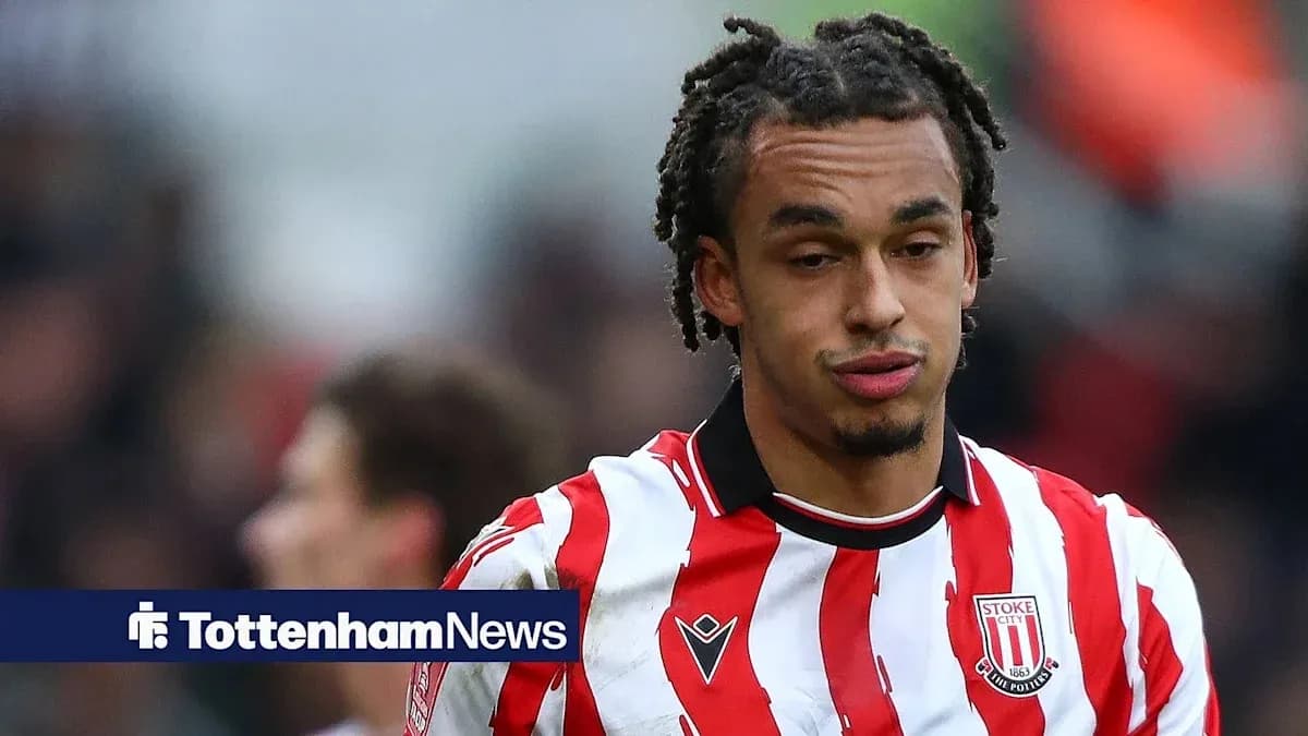 Futbolchi Stoke City formasida maydonda Futbolchi Stoke City formasida maydonda