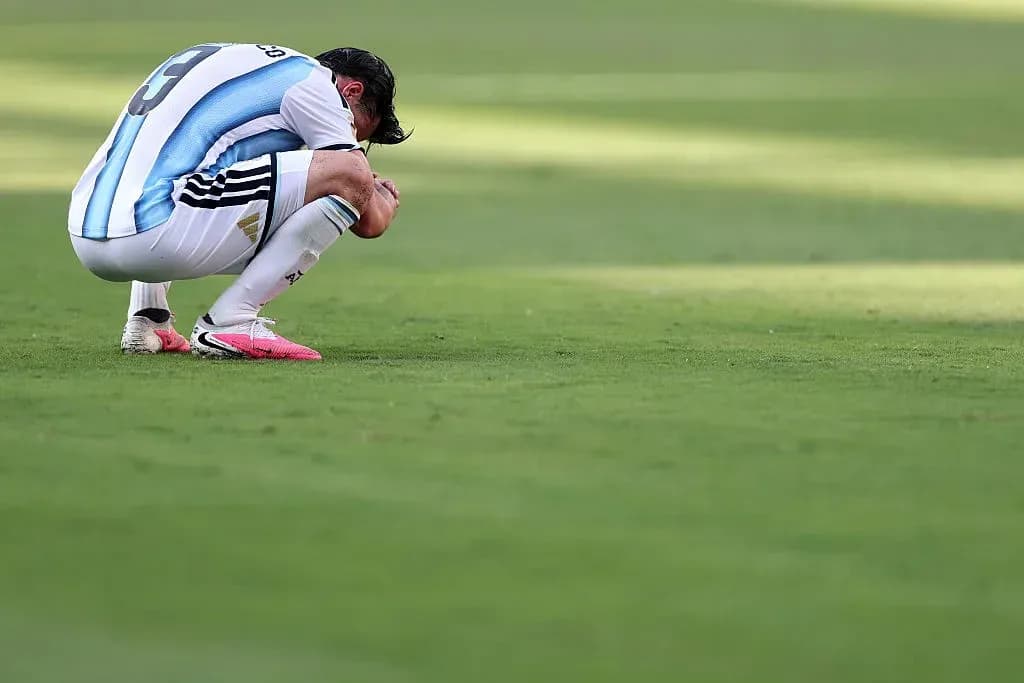 Futbolchi g'ayrat bilan o'tirgan holatda Futbolchi g'ayrat bilan o'tirgan holatda