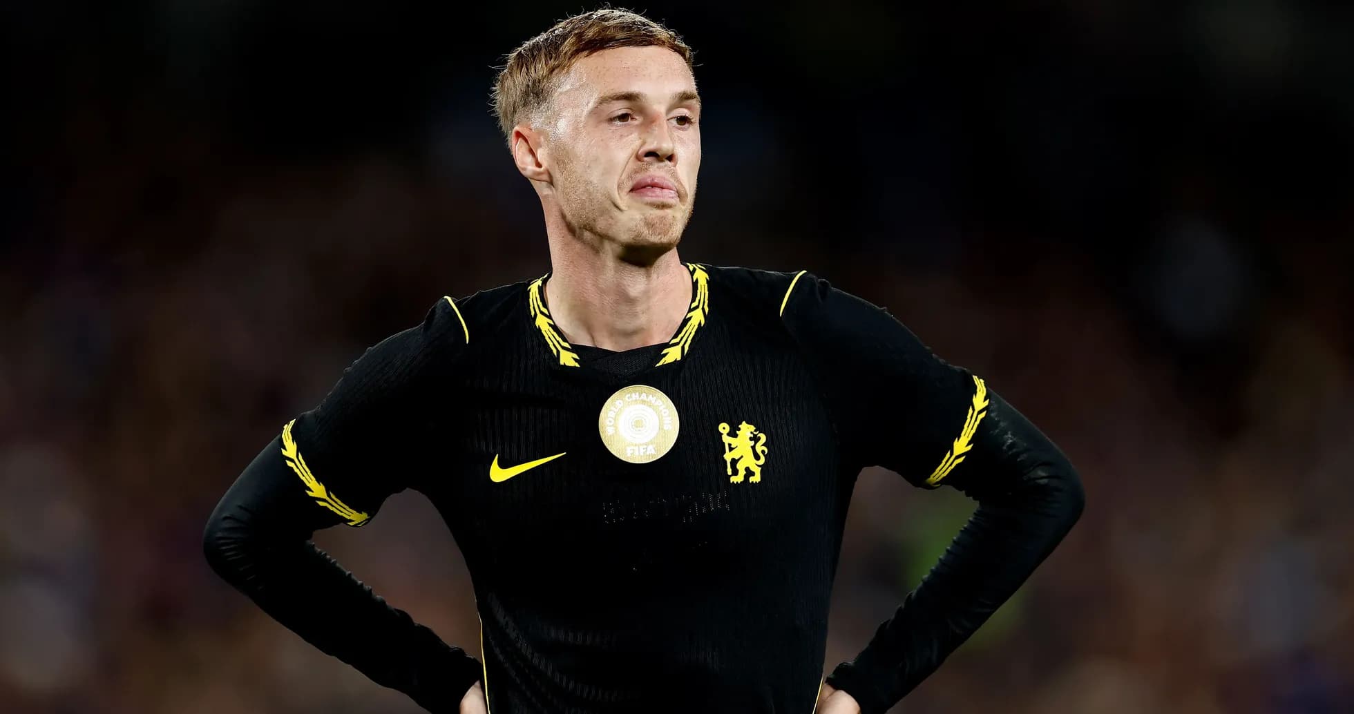 Futbolchi Chelsea formasida maydonda turibdi Futbolchi Chelsea formasida maydonda turibdi
