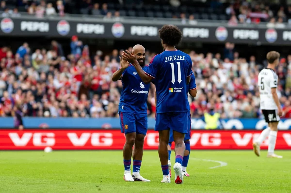 Ikkita futbolchi quchoq tutib, bir-birini tabriklamoqda Ikkita futbolchi quchoq tutib, bir-birini tabriklamoqda