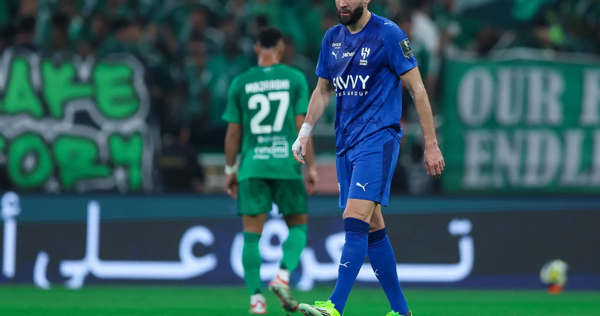 Futbolchilar o'yin davomida maydonda harakatlanmoqda Futbolchilar o'yin davomida maydonda harakatlanmoqda