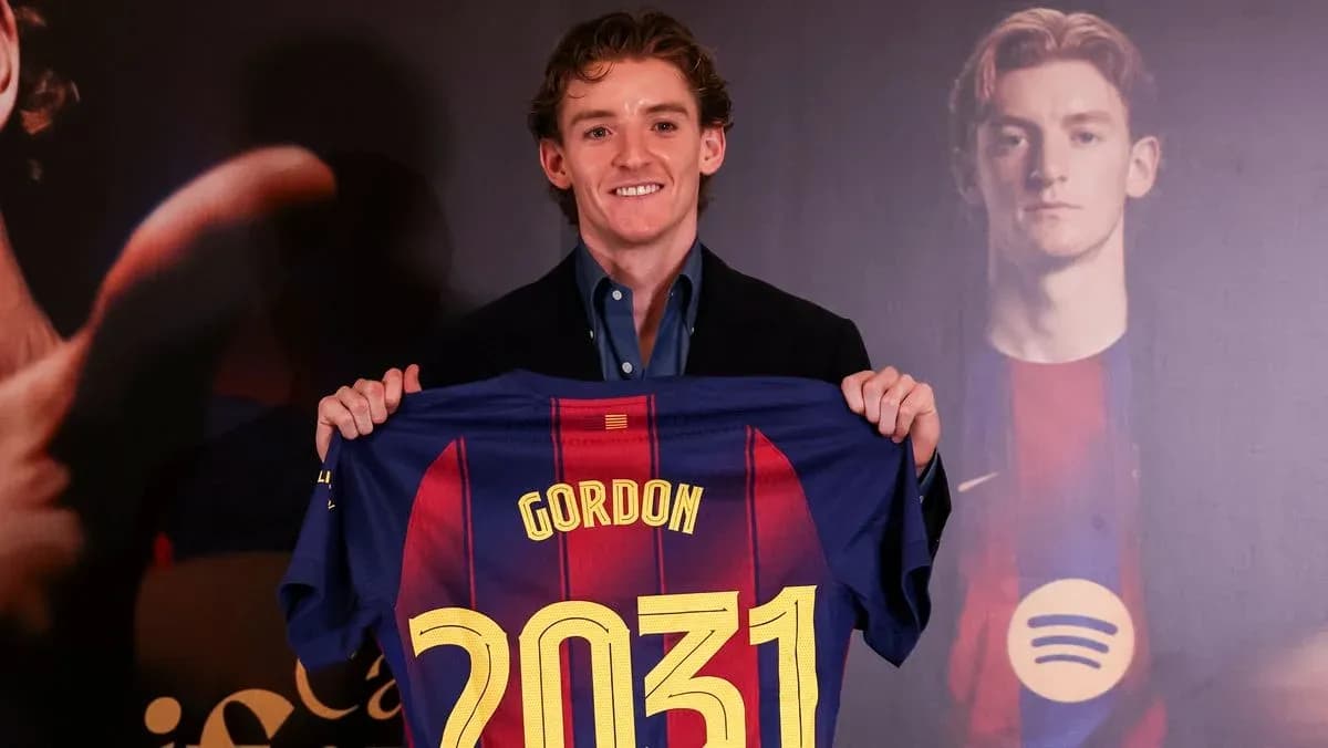 Futbolchi Gordon Barcelona formasini ushlab turibdi Futbolchi Gordon Barcelona formasini ushlab turibdi
