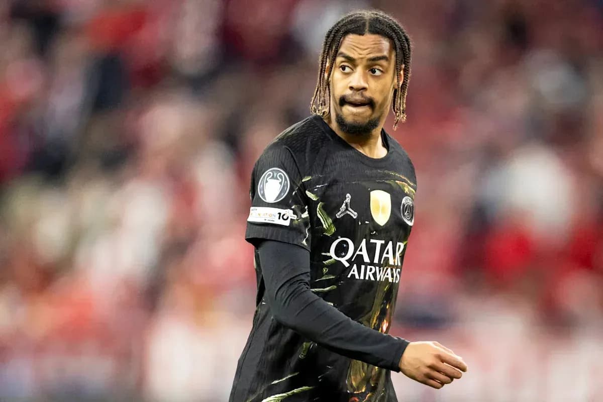 Futbolchi PSG formasi bilan maydonda harakatda Futbolchi PSG formasi bilan maydonda harakatda