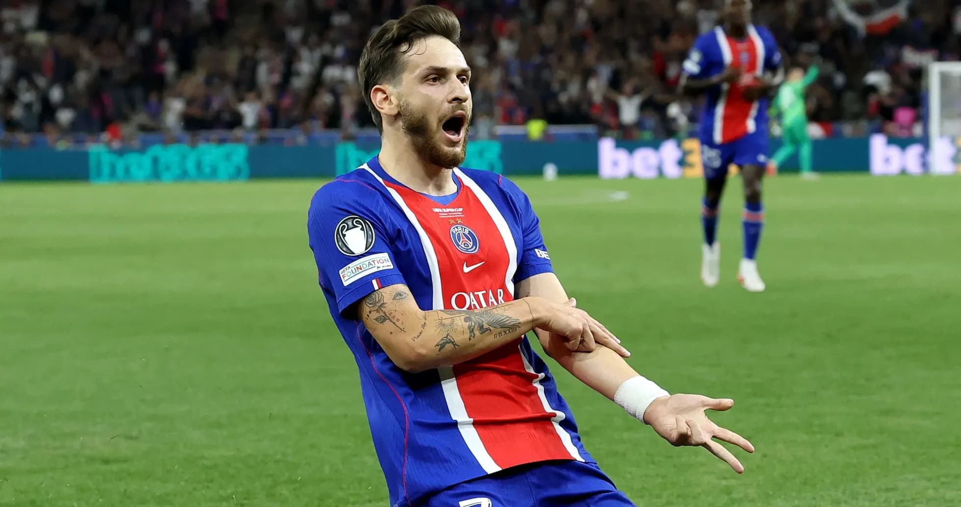 Futbolchi PSG formasi bilan gol urishdan keyin nishonlayapti Futbolchi PSG formasi bilan gol urishdan keyin nishonlayapti