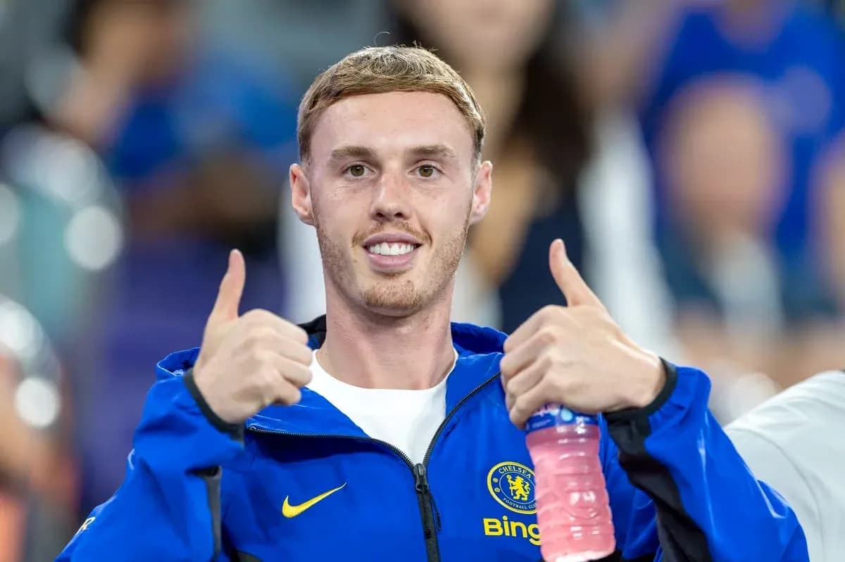Futbolchi Chelsea formasi bilan qo'l ko'tarib turibdi Futbolchi Chelsea formasi bilan qo'l ko'tarib turibdi