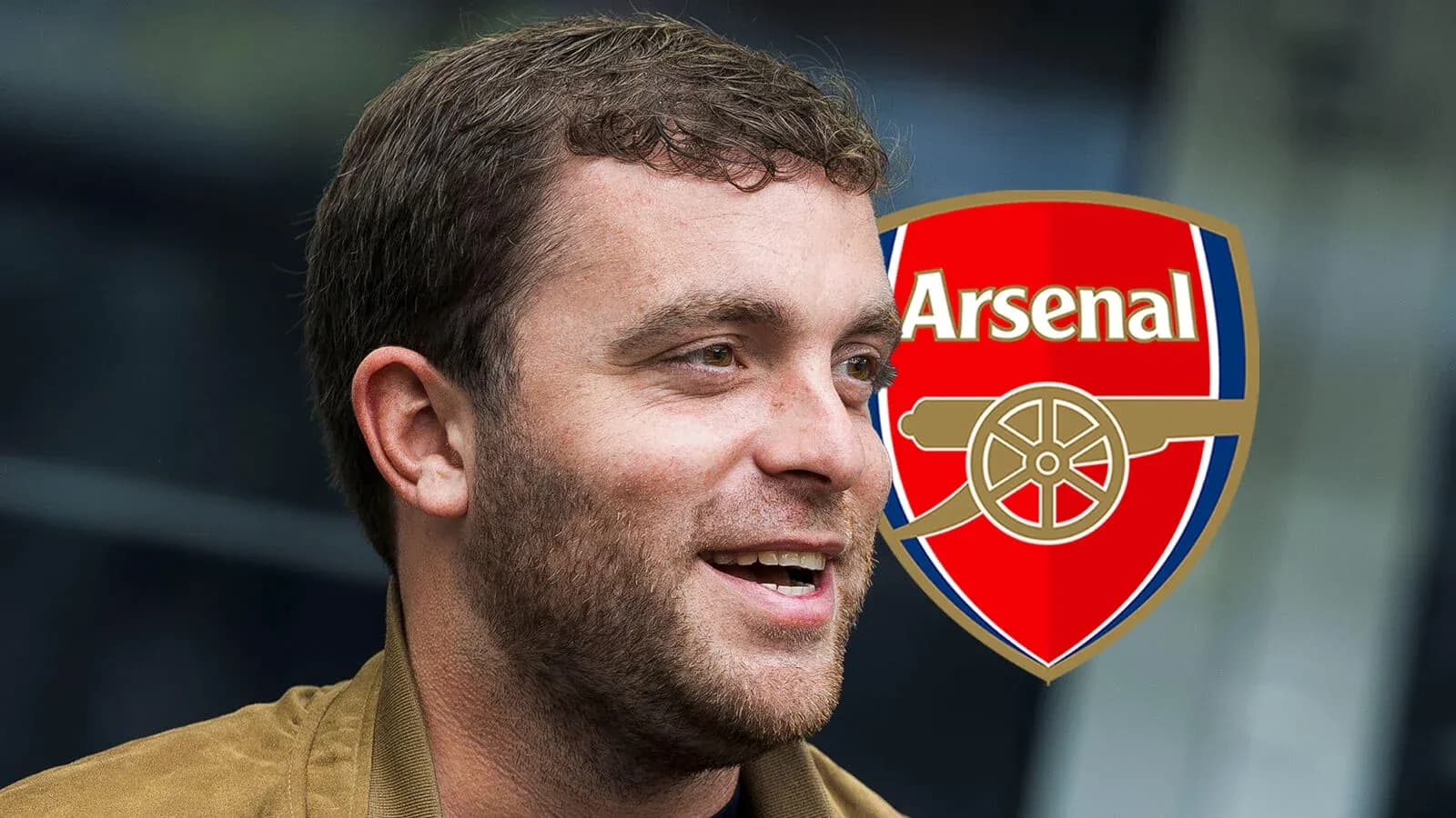Shaxs Arsenal logosi oldida kulayotgan Shaxs Arsenal logosi oldida kulayotgan