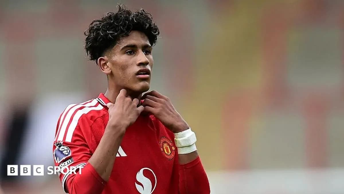 Futbolchi Manchester United formasida, o'zini tayyorlayapti Futbolchi Manchester United formasida, o'zini tayyorlayapti