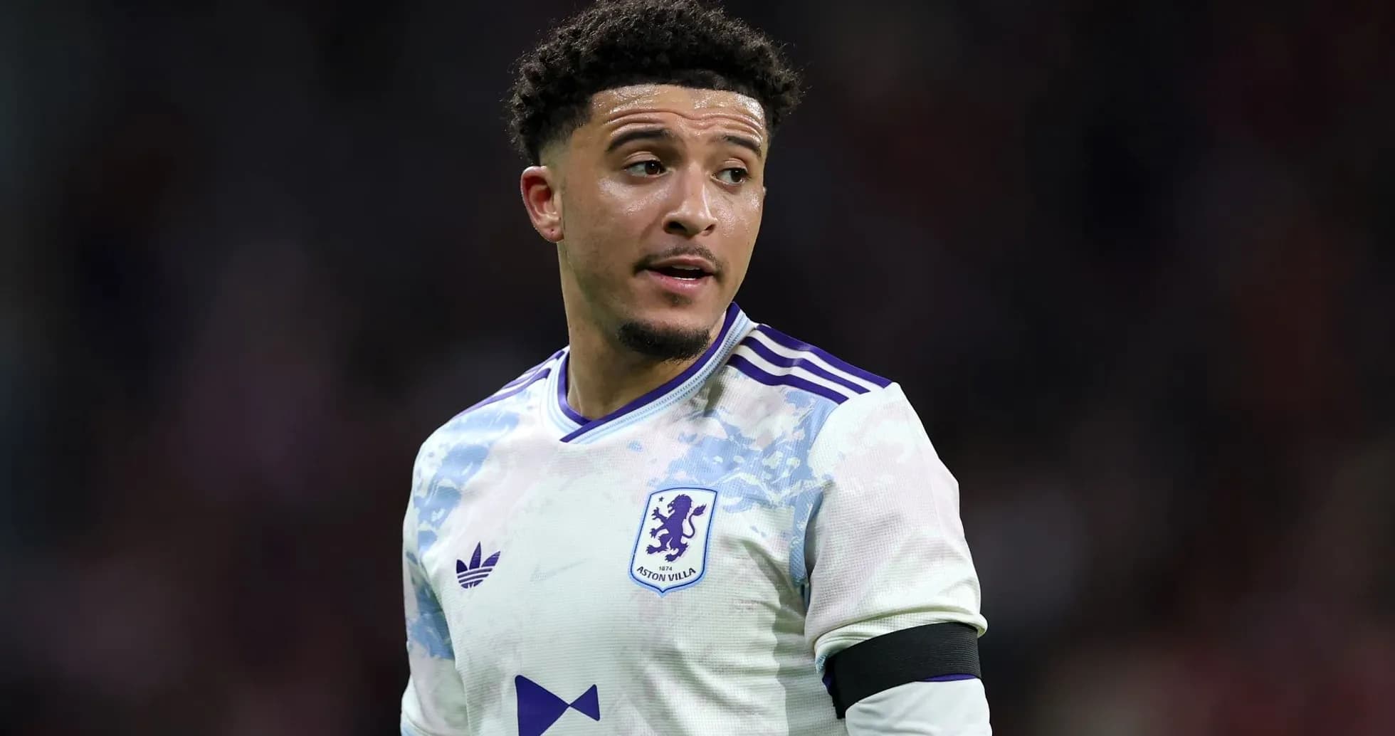 Futbolchi maydonda Aston Villa formasi bilan Futbolchi maydonda Aston Villa formasi bilan