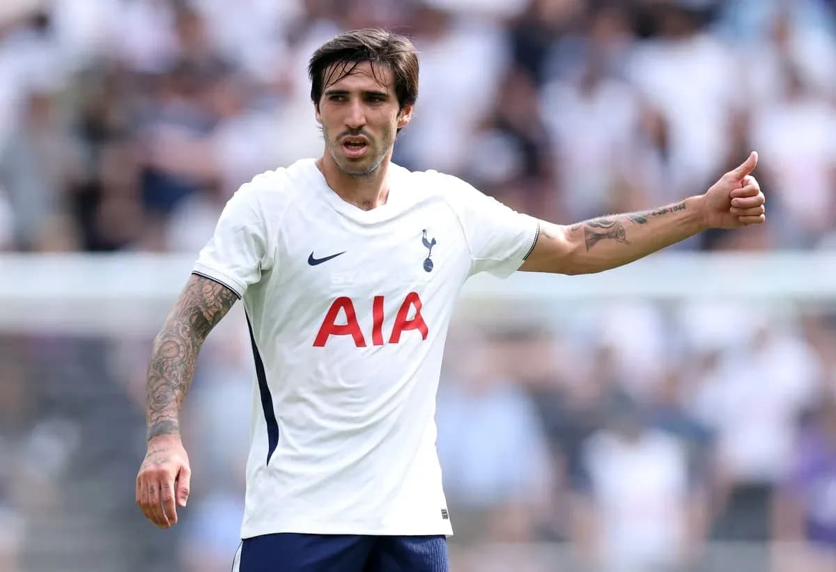 Futbolchi maydonda ko'rsatma berayotgan holatda Futbolchi maydonda ko'rsatma berayotgan holatda