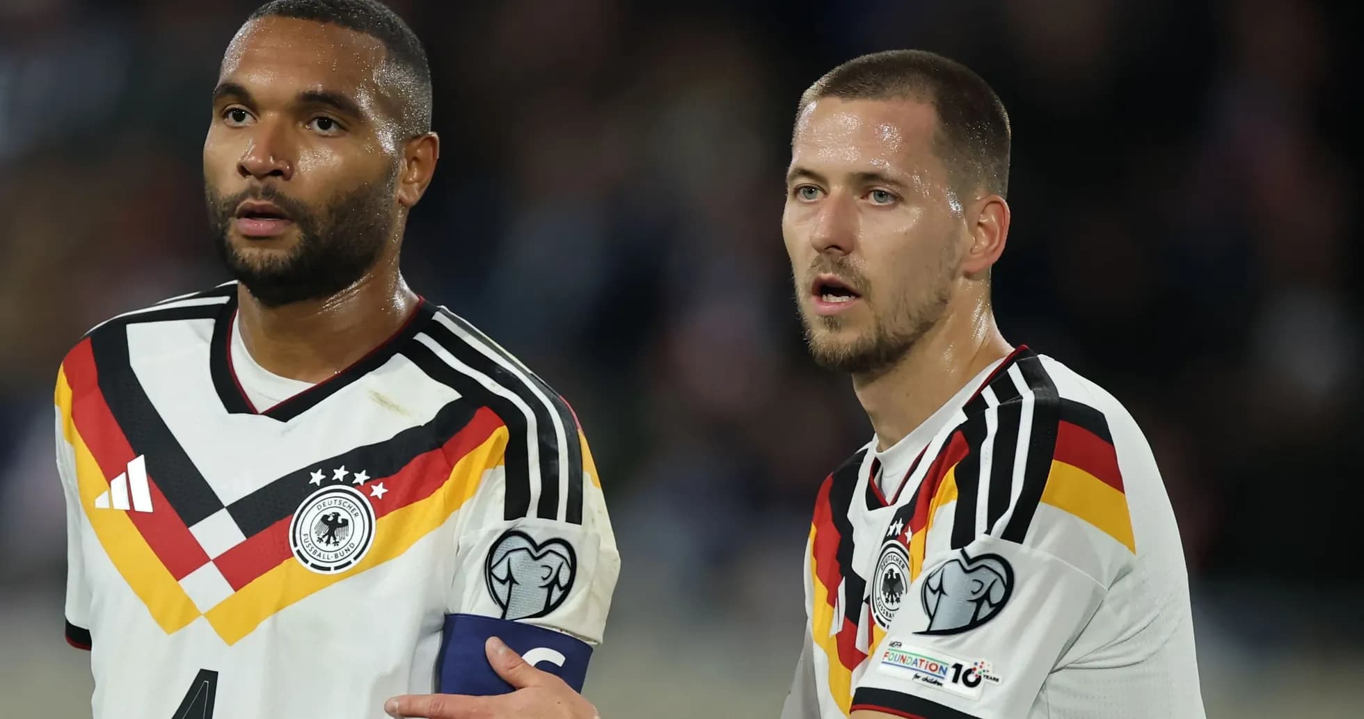 Ikkita futbolchi Germaniya formasida maydonda Ikkita futbolchi Germaniya formasida maydonda