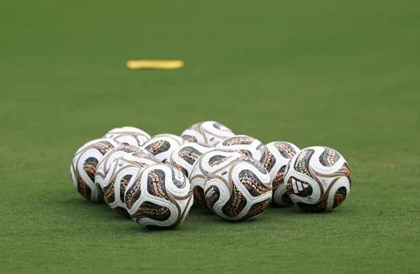 Bir necha futbol to'plari maydonda yig'ilgan Bir necha futbol to'plari maydonda yig'ilgan