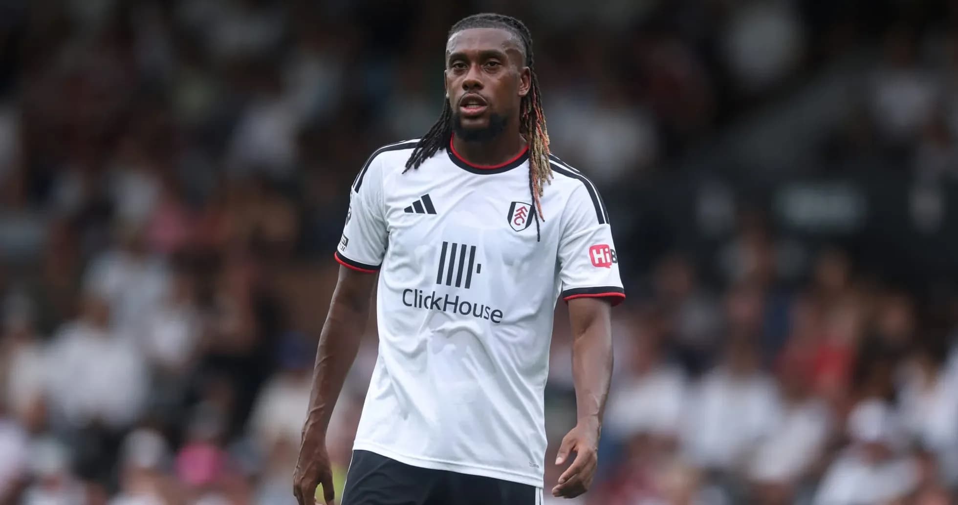 Futbolchi Fulham formasida maydon markazida Futbolchi Fulham formasida maydon markazida