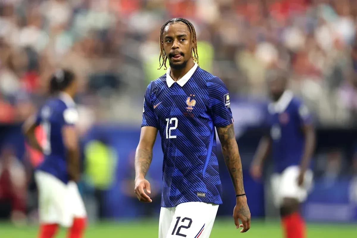 Futbolchi maydonda, Fransiya formasi kiygan Futbolchi maydonda, Fransiya formasi kiygan