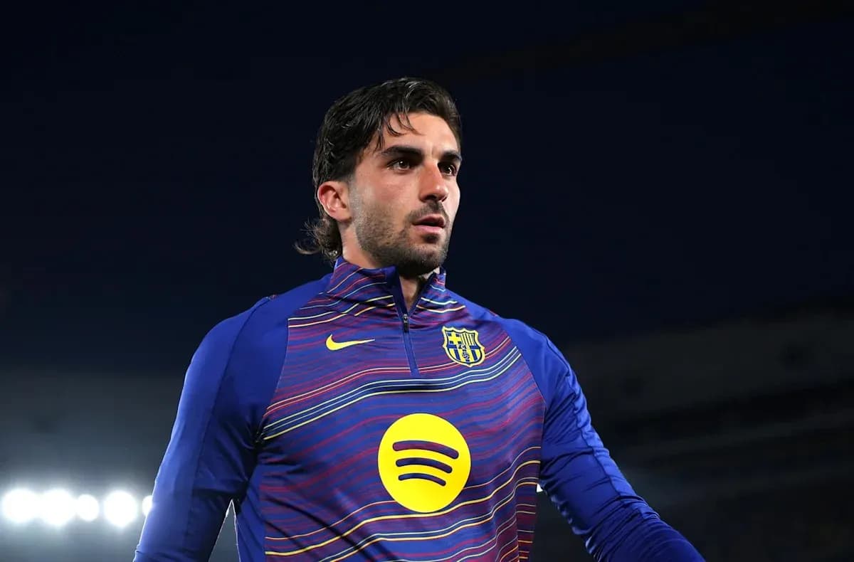 Futbolchi maydonga chiqish uchun tayyorgarlik ko'rmoqda Futbolchi maydonga chiqish uchun tayyorgarlik ko'rmoqda