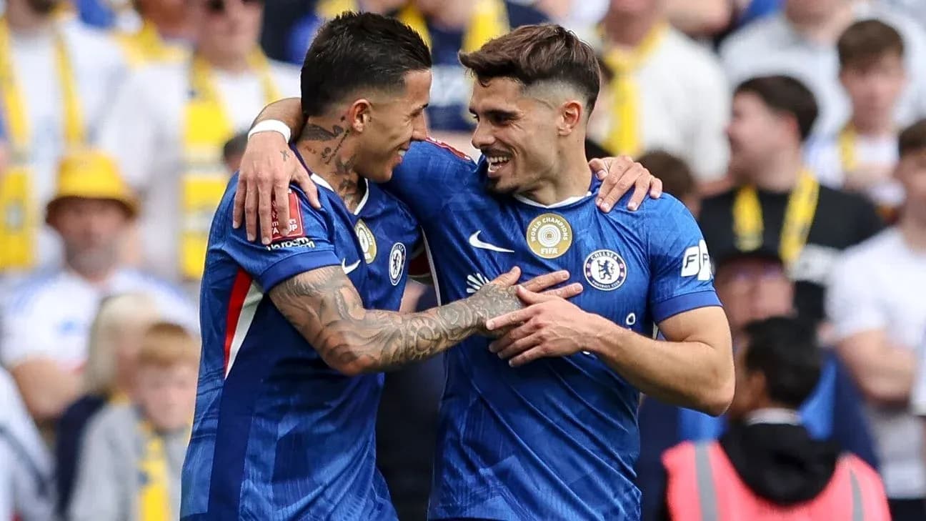Ikkita futbolchi gollarni nishonlayapti Ikkita futbolchi gollarni nishonlayapti