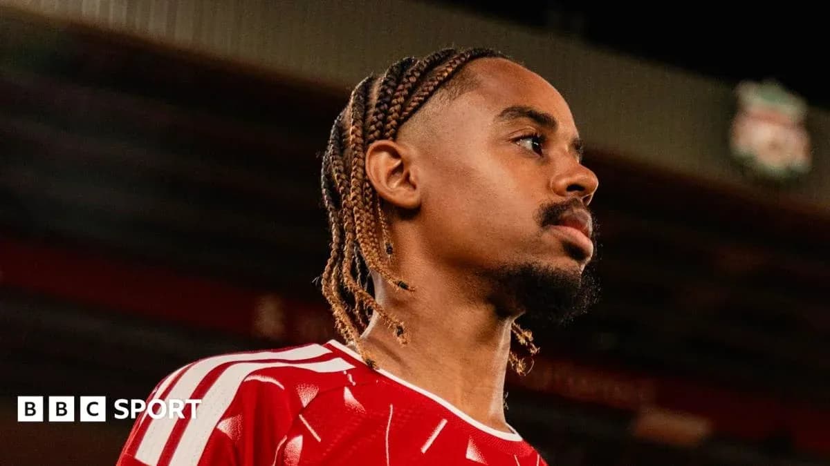 Futbolchi yangi forma kiygan holda tasvirlangan Futbolchi yangi forma kiygan holda tasvirlangan