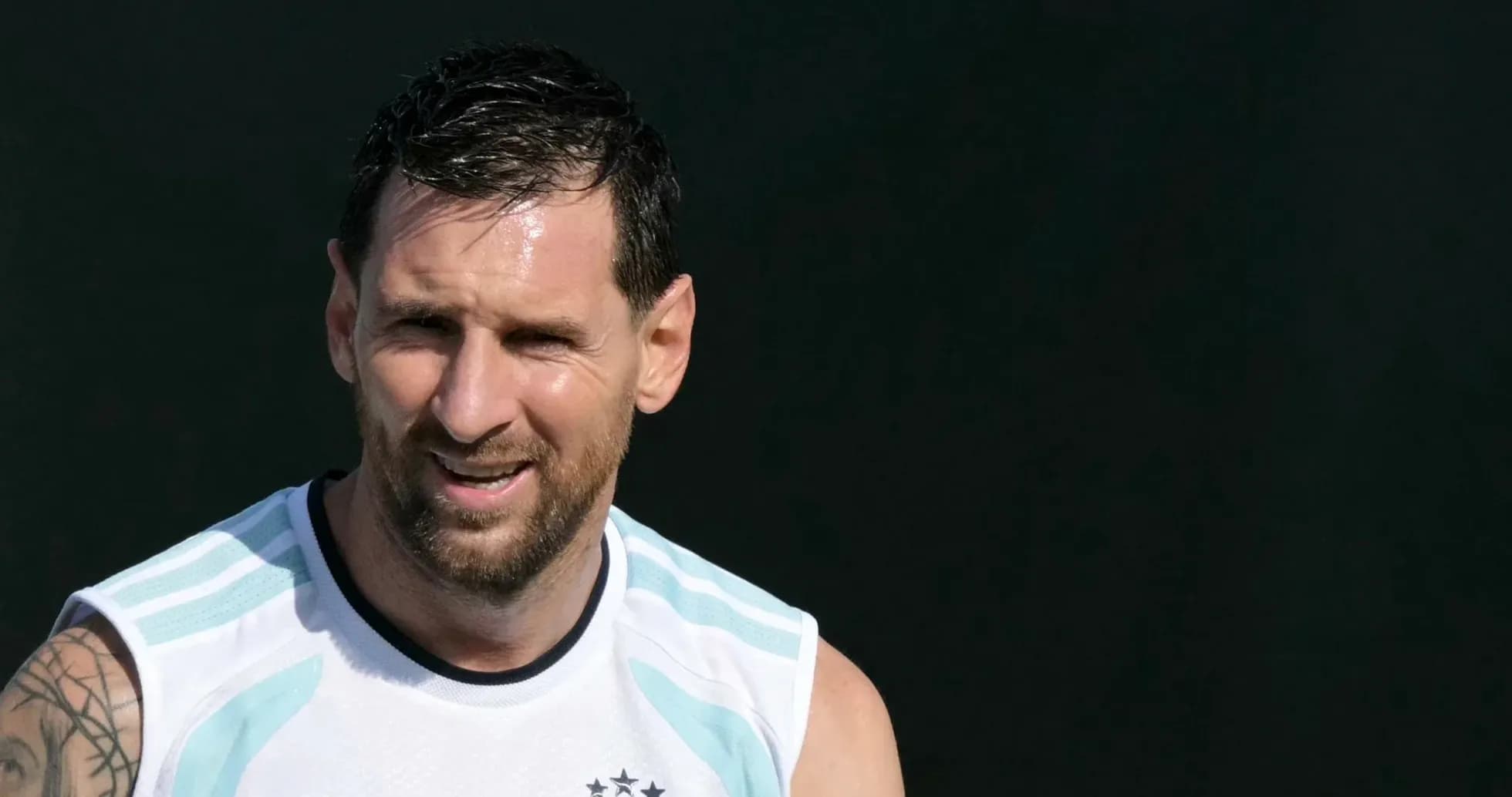 Futbolchi Lionel Messi trening paytida kulmoqda Futbolchi Lionel Messi trening paytida kulmoqda