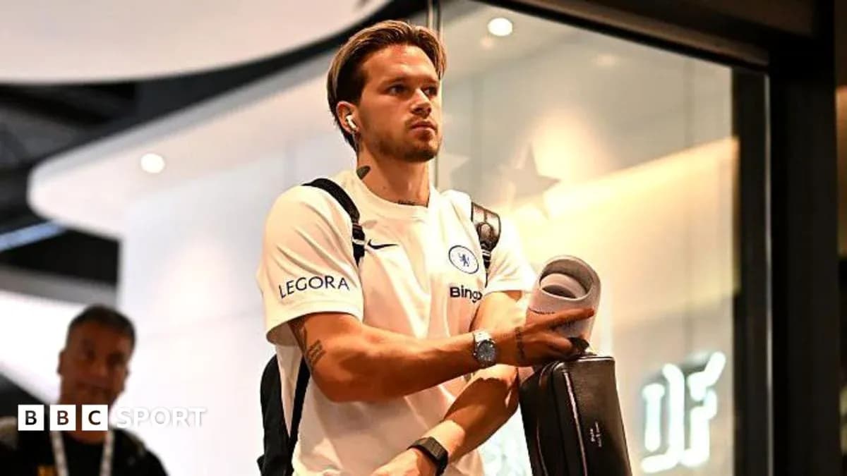 Futbolchi aeroportda yuk tashiyotgan holatda Futbolchi aeroportda yuk tashiyotgan holatda