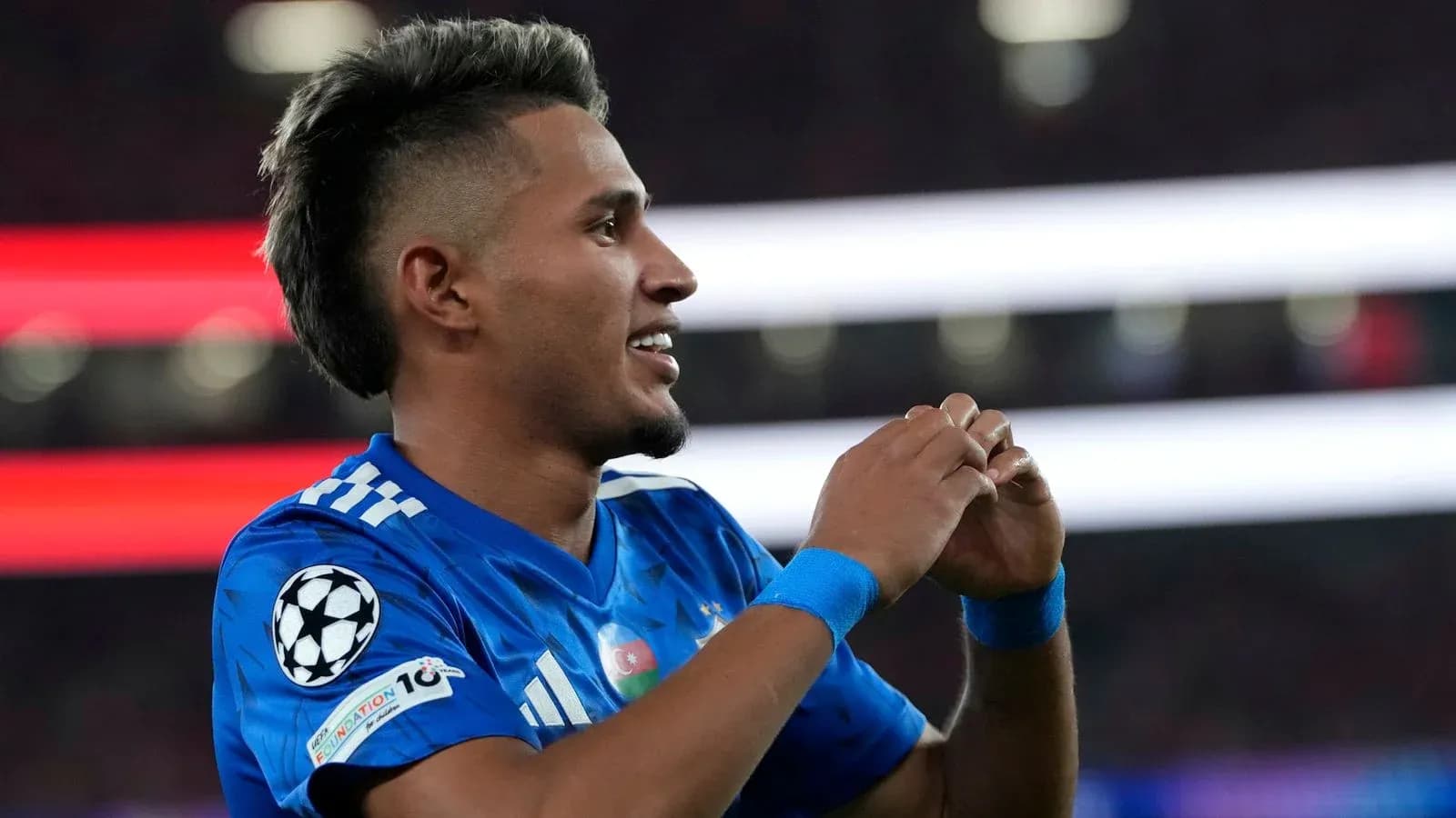 Futbolchi o'yin davomida qo'l harakatlari qilmoqda Futbolchi o'yin davomida qo'l harakatlari qilmoqda