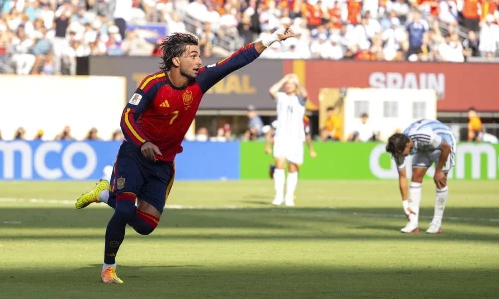 Ispaniya futbolchisi gol urishdan keyin nishonlayapti Ispaniya futbolchisi gol urishdan keyin nishonlayapti