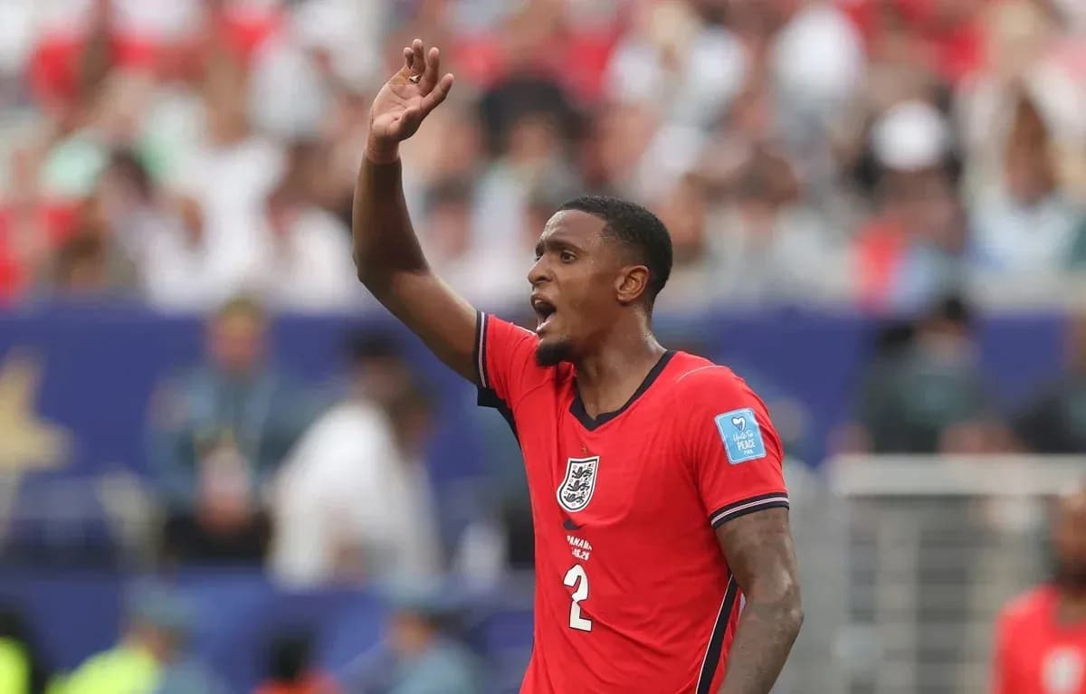 Futbolchi maydonda ko'tarilgan qo'l bilan murojaat qilmoqda Futbolchi maydonda ko'tarilgan qo'l bilan murojaat qilmoqda