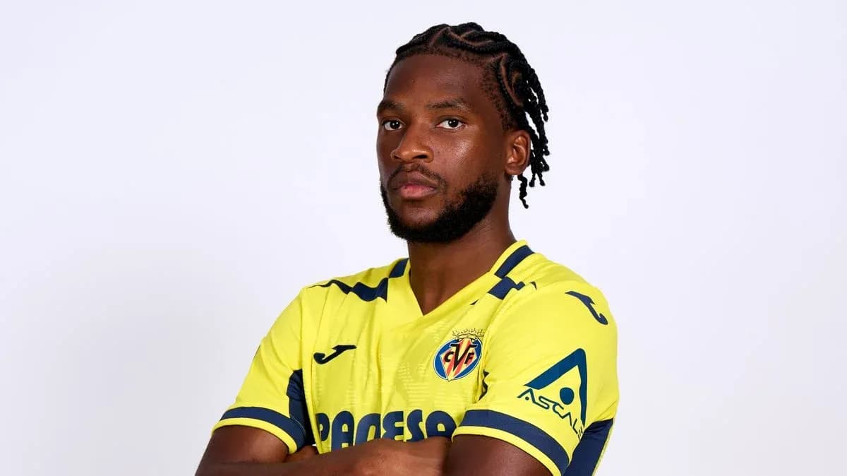 Futbolchi sari forma kiyib turgan holatda Futbolchi sari forma kiyib turgan holatda
