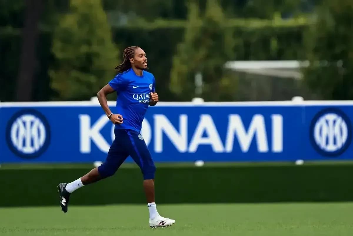 Futbolchi mashg'ulotda yugurayotgan payti Futbolchi mashg'ulotda yugurayotgan payti