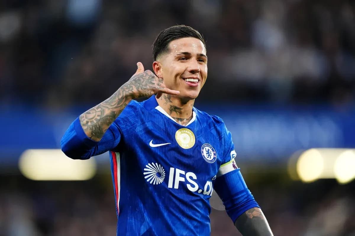 Futbolchi Chelsea formasida qo'l telefoni belgisini ko'rsatmoqda Futbolchi Chelsea formasida qo'l telefoni belgisini ko'rsatmoqda