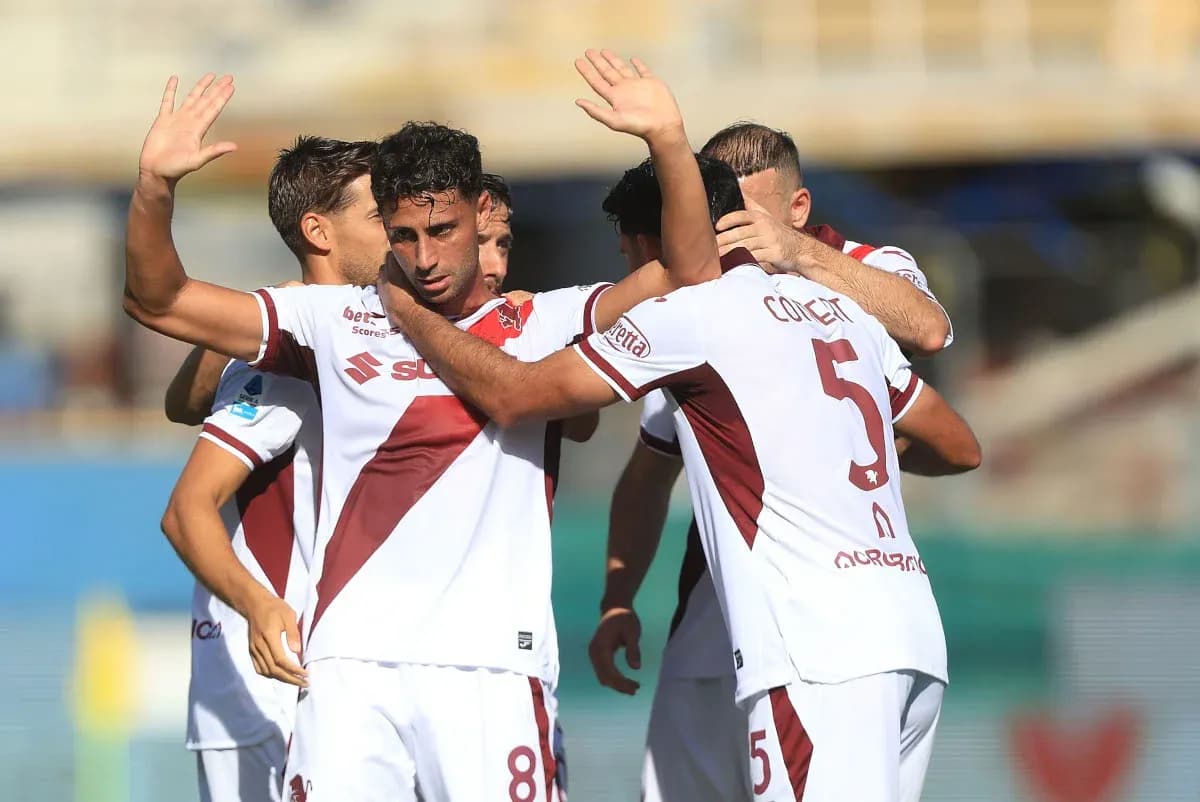 Futbolchilar gol urishidan keyin bir-birini quchoqlamoqda Futbolchilar gol urishidan keyin bir-birini quchoqlamoqda
