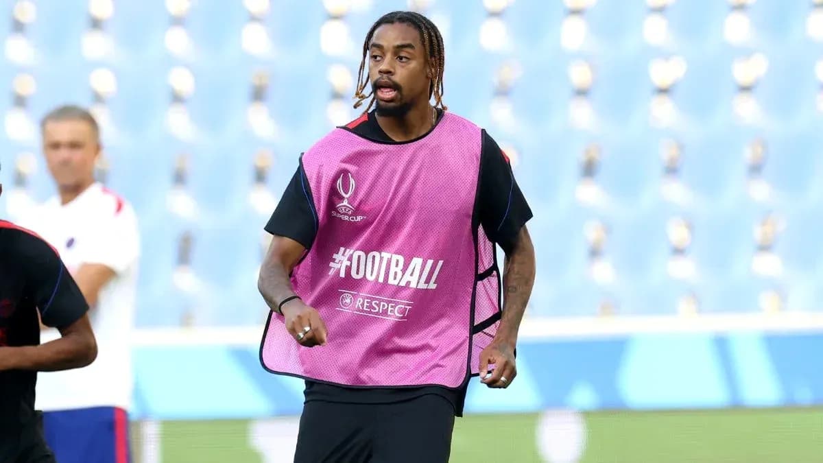 Futbolchi mashg'ulotda, pushti ko'ylakda Futbolchi mashg'ulotda, pushti ko'ylakda