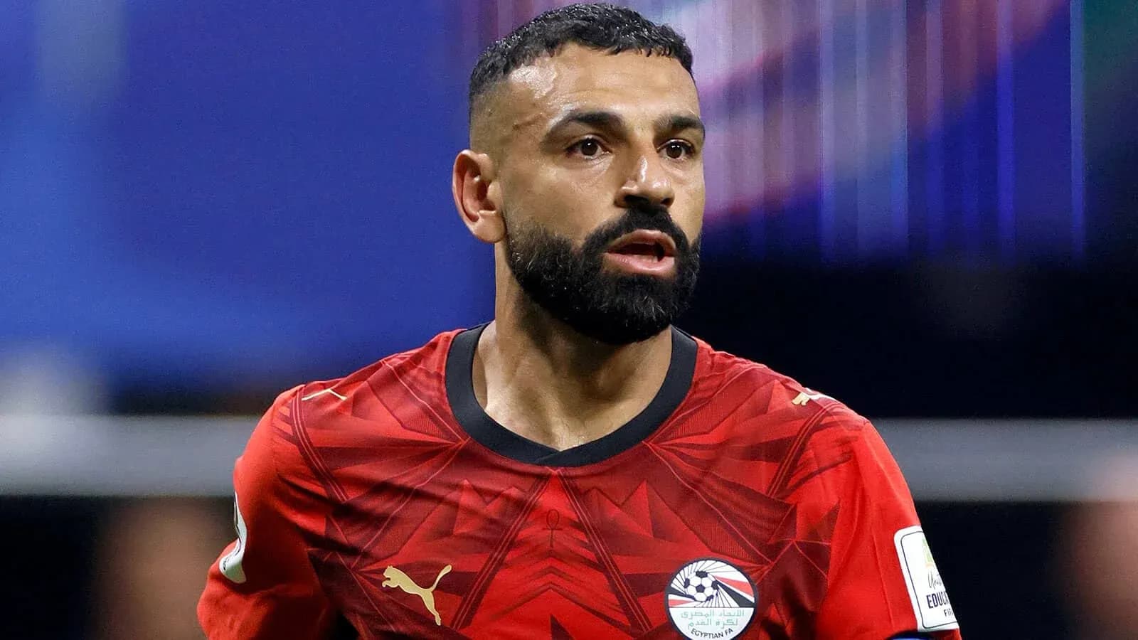 Futbolchi maydonda harakatda, qizil forma kiygan Futbolchi maydonda harakatda, qizil forma kiygan