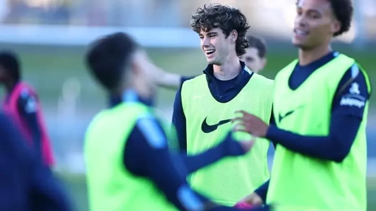 Futbolchilar mashg'ulotda bir-birlari bilan o'ynashmoqda Futbolchilar mashg'ulotda bir-birlari bilan o'ynashmoqda