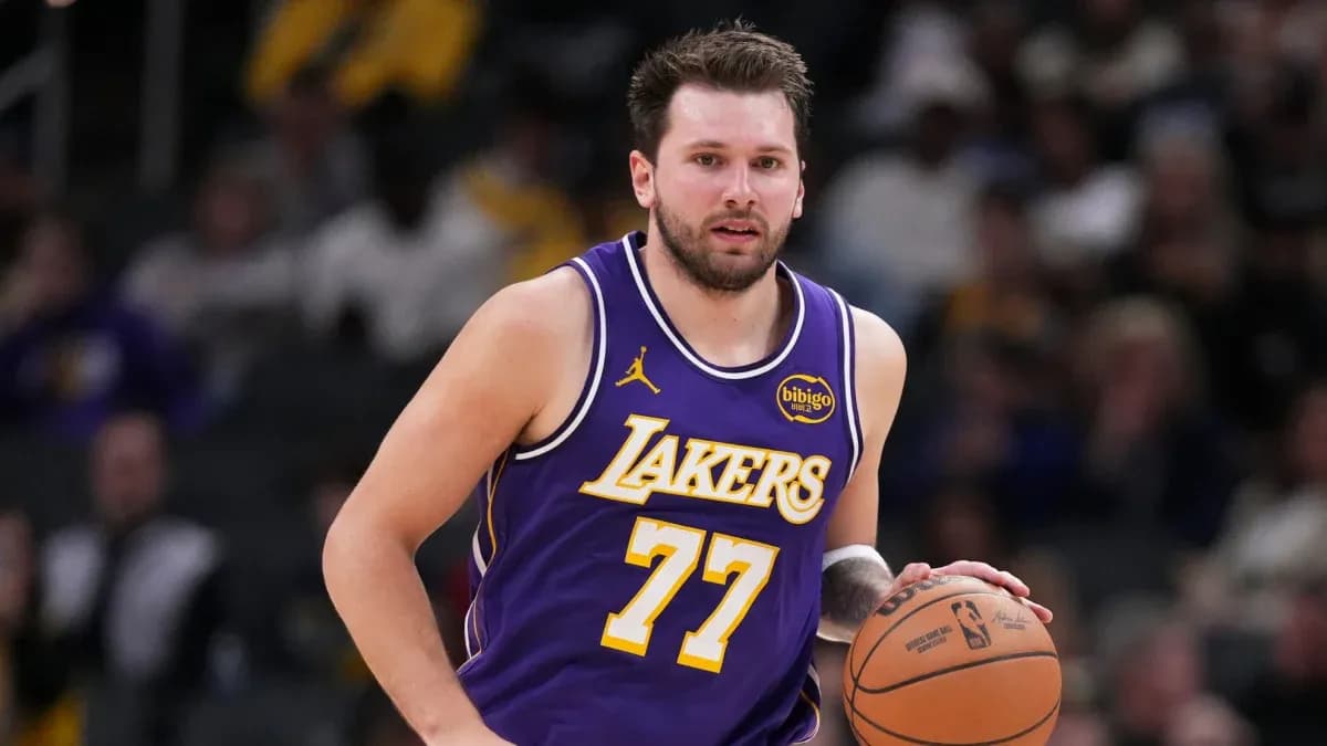 O'yinchi Lakers formasida to'p bilan harakatlanmoqda O'yinchi Lakers formasida to'p bilan harakatlanmoqda