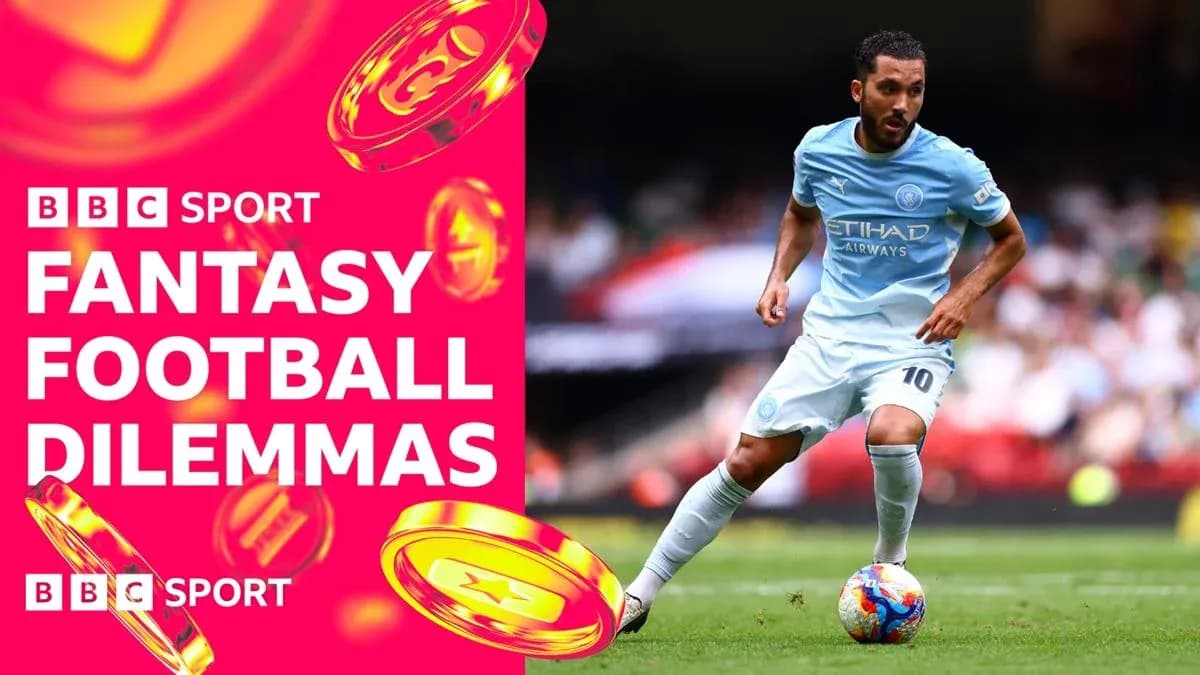 Futbolchi maydonda to'p bilan harakatlanmoqda Futbolchi maydonda to'p bilan harakatlanmoqda